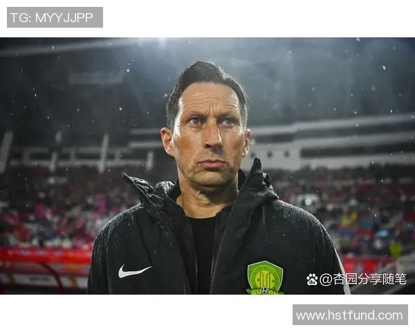 职业体育中球队适应能力的关键：球员努力、教练团队与管理层引援的协同作用